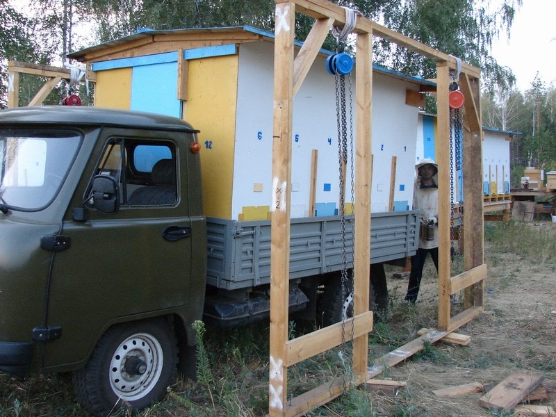 Павильон с пчелами установлен на УАЗ 33036