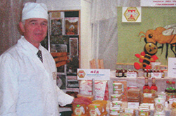 Толкачев Ю.Н. На выставке-продаже пчелопродуктов в Ижевске