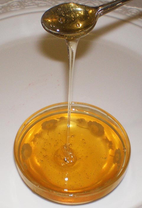 Мёд льется с ложки